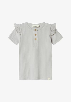 Heledad hallhallikas ribadega lühikeste varrukatega särk, mille servades on volangid, krae juures on kolm puidust nööpi ja hemil väike logo silt.