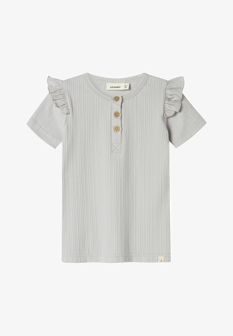 Světlá šedá žebrovaná košile s krátkým rukávem a volánkovými okraji, tři dřevěné knoflíky u výstřihu a malá štítek s logem na lemu.