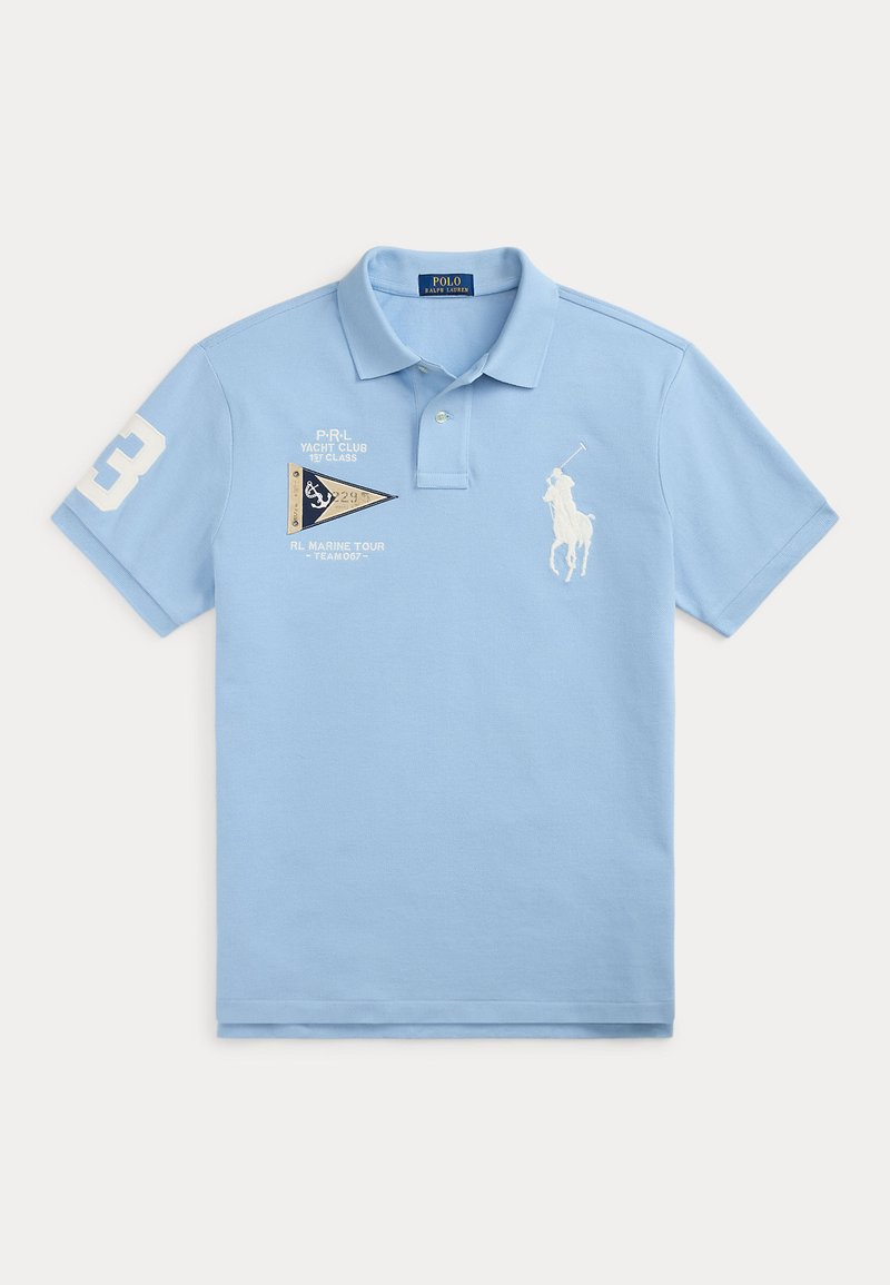 Hellblaues Poloshirt mit weiß gesticktem Polo-Spieler-Logo, Yachtclub-Schriftzug, Wimpel-Patch auf der Brust und Nummer 3 am Ärmel.
