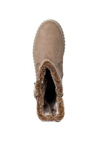 Bottines en daim beige avec doublure en fausse fourrure, bout rond et semelle en caoutchouc texturée. Elles possèdent un col doux et moelleux ainsi qu'un design simple.