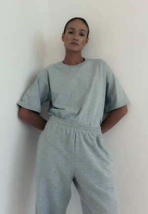 - T-shirt basic
