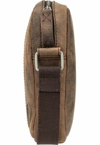 Borsa in pelle marrone con una superficie testurizzata, chiusura a zip e una tracolla in tessuto scuro. Presenta cuciture sottili e un accento metallico vicino alla tracolla.