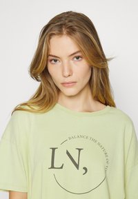 Lounge Nine HANKY - T-shirt estampada - lint