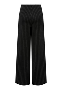 Mustat leveälahkeiset housut, joissa on pystysuorat valkoiset kapeat raidat, korkea vyötärö ja räätälöity istuvuus.