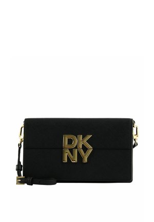 Sac bandoulière rectangulaire en cuir noir avec logo DKNY doré et bandoulière réglable avec ferrures dorées.