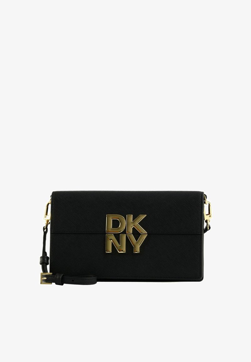 Sac bandoulière rectangulaire en cuir noir avec logo DKNY doré et bandoulière réglable avec ferrures dorées.