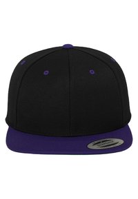 Cappello snapback nero con visiera e bottone superiore viola. Presenta occhietti viola e una texture liscia, con una forma rotonda e strutturata.