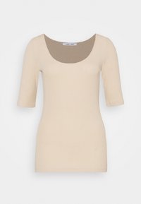 Beige geribbelde top met korte mouwen en een brede ronde hals. Zachte textuur met een strakke pasvorm; geen zichtbare patronen of accenten.