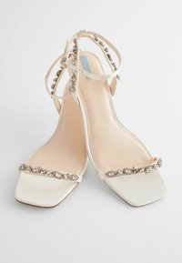 Next FOREVER COMFORT WEDDING EMBELLISHED LOW HEEL BRIDAL  - REGULAR FIT - Sandaalit nilkkaremmillä - ivory