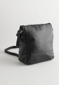 Čierna kožená crossbody taška so štruktúrovaným povrchom, štvorcového tvaru, s nastaviteľným popruhom a kovovými detailmi.