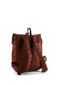 Mochila de cuero marrón con acabado texturizado, que incluye un asa superior, correas acolchadas para los hombros y bolsillos con cremallera en la parte delantera.