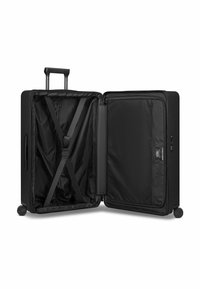 Valigia rigida nera con doppie ruote, manico telescopico e cinghie interne. L'interno presenta una tasca in rete con cerniera per l'organizzazione.