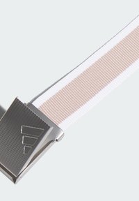 Cintura intrecciata con una striscia centrale rosa chiaro affiancata da bordi bianchi, fibbia rettangolare metallica con logo inciso e finitura opaca.