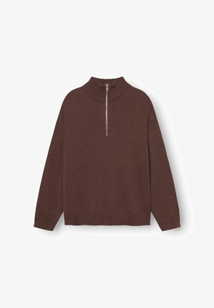 Pull en tricot marron avec col montant à côtes et fermeture éclair à moitié, doté de manches longues et de poignets et ourlet côtelés.