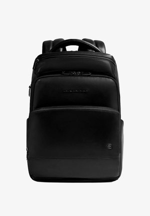 Schwarzer Lederrucksack mit zwei Schultergurten, mehreren Reißverschlussfächern, glatter Textur und einem dezenten Logo auf der Vorderseite.