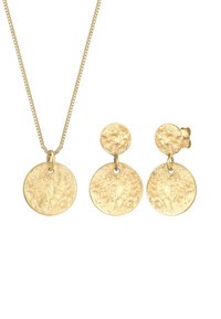 Set di gioielli color oro composto da una collana con pendente rotondo texturizzato e orecchini a cerchio coordinati, realizzati in metallo.