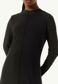 Schwarzes Langarmkleid mit hohem Ausschnitt, das ein klares Design, eine glatte Textur und subtile Mittelnahtdetails aufweist.
