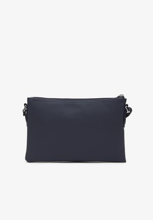 Pochette rectangulaire bleu foncé en tissu texturé, fermeture éclair en haut et petite boucle de chaque côté pour attacher une sangle.