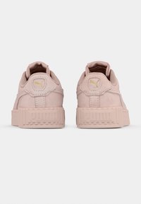 Αθλητικά παπούτσια Puma από απαλό ροζ σουέτ, με ανάγλυφη καουτσούκ σόλα, επενδεδυμένο κολάρο και χρυσό λογότυπο στη φτέρνα.