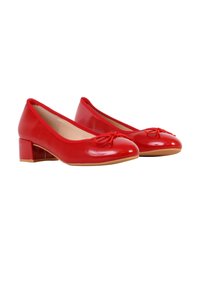 Paire de chaussures rouges brillantes pour femmes, à talons bas, bouts ronds et petits nœuds sur le dessus, semelles intérieures beiges et semelles extérieures marron clair.