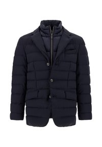 Jūras zila pūkains jakas ar žaketes dizainu, mīkstas tekstūras, divām priekšējām kabatām, dubultajiem pogām un augstu apkakli. Iekšējā rāvējslēdzēja aizdare.