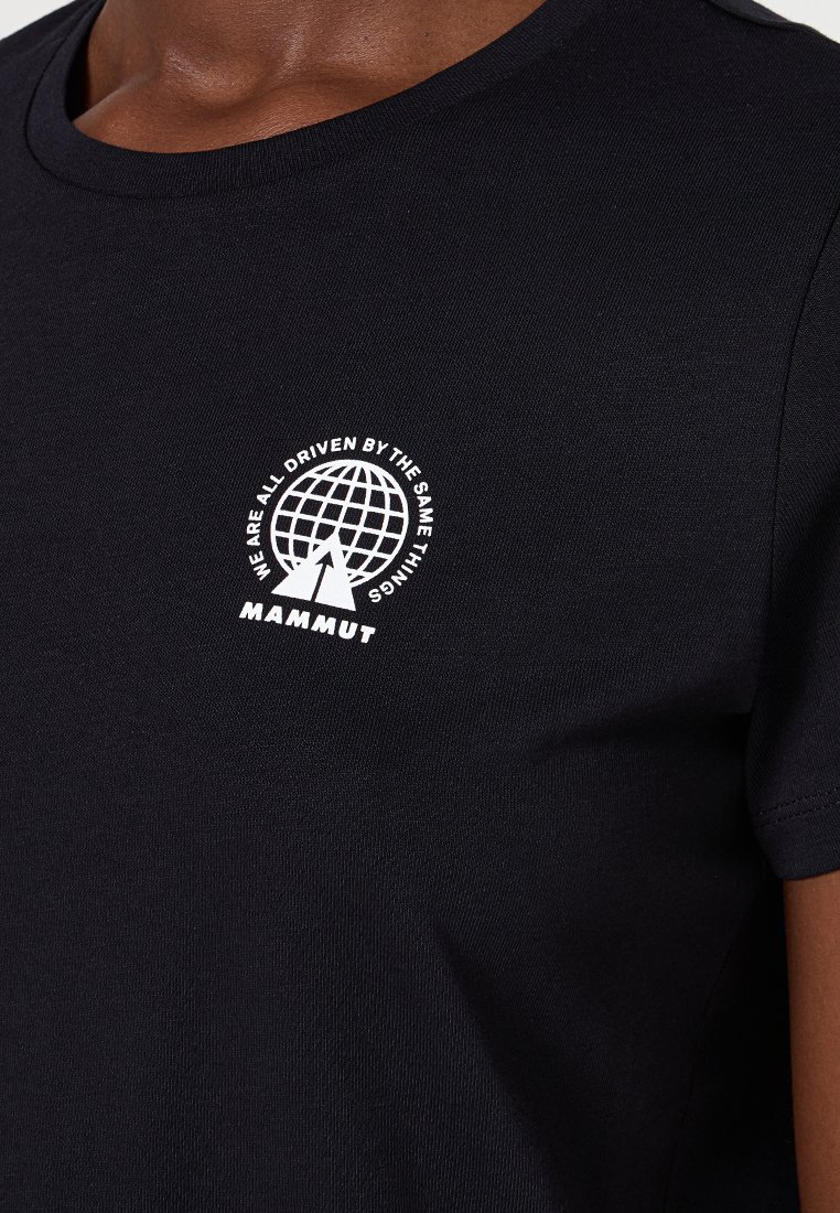 Zwarte t-shirt met korte mouwen van katoen, met een witte cirkelafbeelding met een wereldbol en driehoeklogo op de borst.