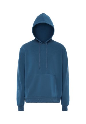 Niebieska bluza z kapturem typu pulower, z przednią kieszenią, ściągaczem w kapturze oraz ściągaczami przy mankietach i u dołu, przedstawiona na białym tle.