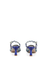 Sandali con tacco in pelle verniciata blu con design a tracolla intrecciata. Presentano un tacco basso e una cinghia alla caviglia regolabile per una vestibilità sicura.