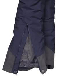 Marinblå isolerad jacka med blixtlås vid nederkanten, grå detaljer, elastisk midja och tryckknappar vid ärmsluten. Slätt, hållbart tyg.