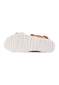 Sandalo marrone con due cinghie e una fibbia dorata, dotato di una suola in gomma bianca testurizzata con un motivo ondulato per un migliore grip.