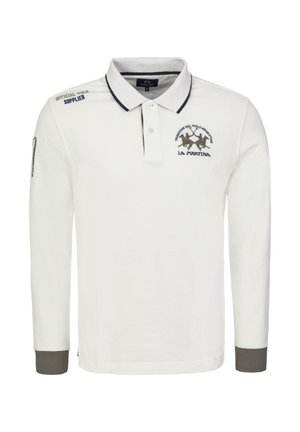 Hvid langærmet polo med mørkeblå krave og manchetter, med broderet tekst og et logo med to heste på brystet.