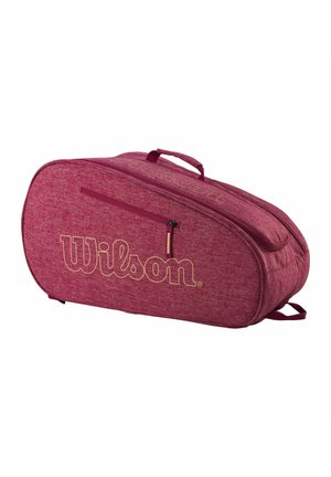 Bordeauxrode Wilson tennisracket tas met ritssluiting hoofdvak, voorvak en bovenhandvat om te dragen.