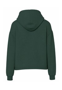 Ciemnozielona bluza z kapturem, wykonana z miękkiego materiału, charakteryzuje się luźnym krojem, opadającymi ramionami i ściągaczami bez widocznych wzorów.