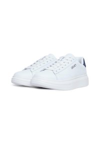 Witte leren sneakers met een dikke witte zool, ronde neus en marineblauw accent op de hak. Inclusief witte veters en merkdetail op de zijkant.
