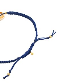 Pulsera de cordón trenzado azul marino con acentos dorados, que presenta extremos ajustables y una pequeña etiqueta marcada como "925" que indica el contenido de plata.