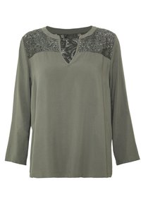 Maglia verde oliva a maniche lunghe con scollatura a V, caratterizzata da pizzo e dettagli decorativi in perline sulle spalle e sulla parte superiore del petto.