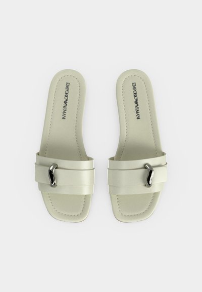 Beżowe sandały na wsuwane, z szerokimi paskami, srebrnymi klamrami, kwadratowym noskiem i markowymi wkładkami Emporio Armani, widok z góry.