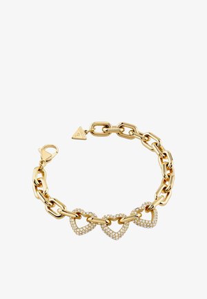 Braccialetto a catena in oro con tre maglie a forma di cuore impreziosite da cristalli e un piccolo ciondolo triangolare vicino alla chiusura.