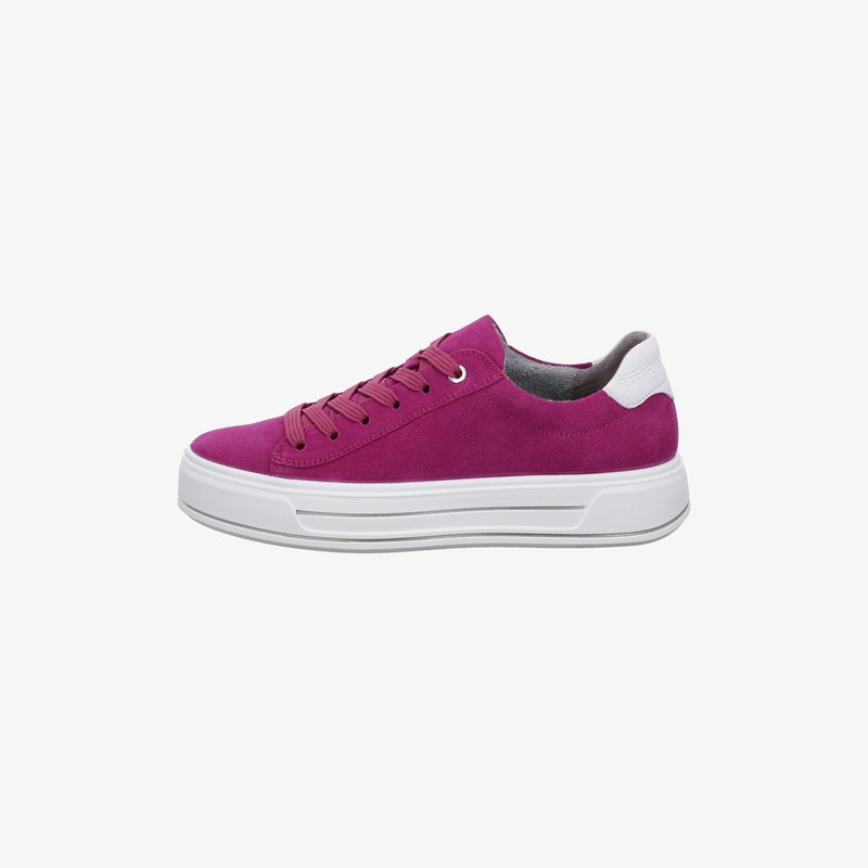 Magentafarbener Wildleder-Sneaker in niedriger Ausführung mit weißer Gummisohle, magentafarbenen Schnürsenkeln und weißem Fersenaufnäher, seitlich auf weißem Hintergrund dargestellt.