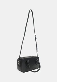 Borsa a tracolla in pelle nera con finitura testurizzata, doppi manici e una lunga tracolla regolabile. Dotata di chiusura zip e dettagli in metallo color argento.