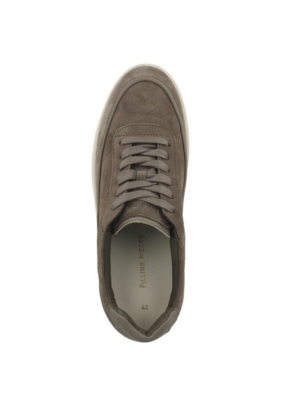 Bruna mockasn sneakers med rund tå, snördesign och en kontrasterande krämfärgad gummisul. Utrustad med präglad logotyp och storleksmärke.