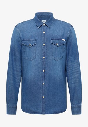 Camicia di denim blu a maniche lunghe, colletto con bottoni, due tasche sul petto e bottoni in metallo. Presenta una texture leggermente sbiadita.