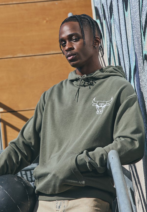 NBA CHICAGO BULLS LEAGUE ESSENTIALS OVERSIZED HOODIE - Club wear - olive