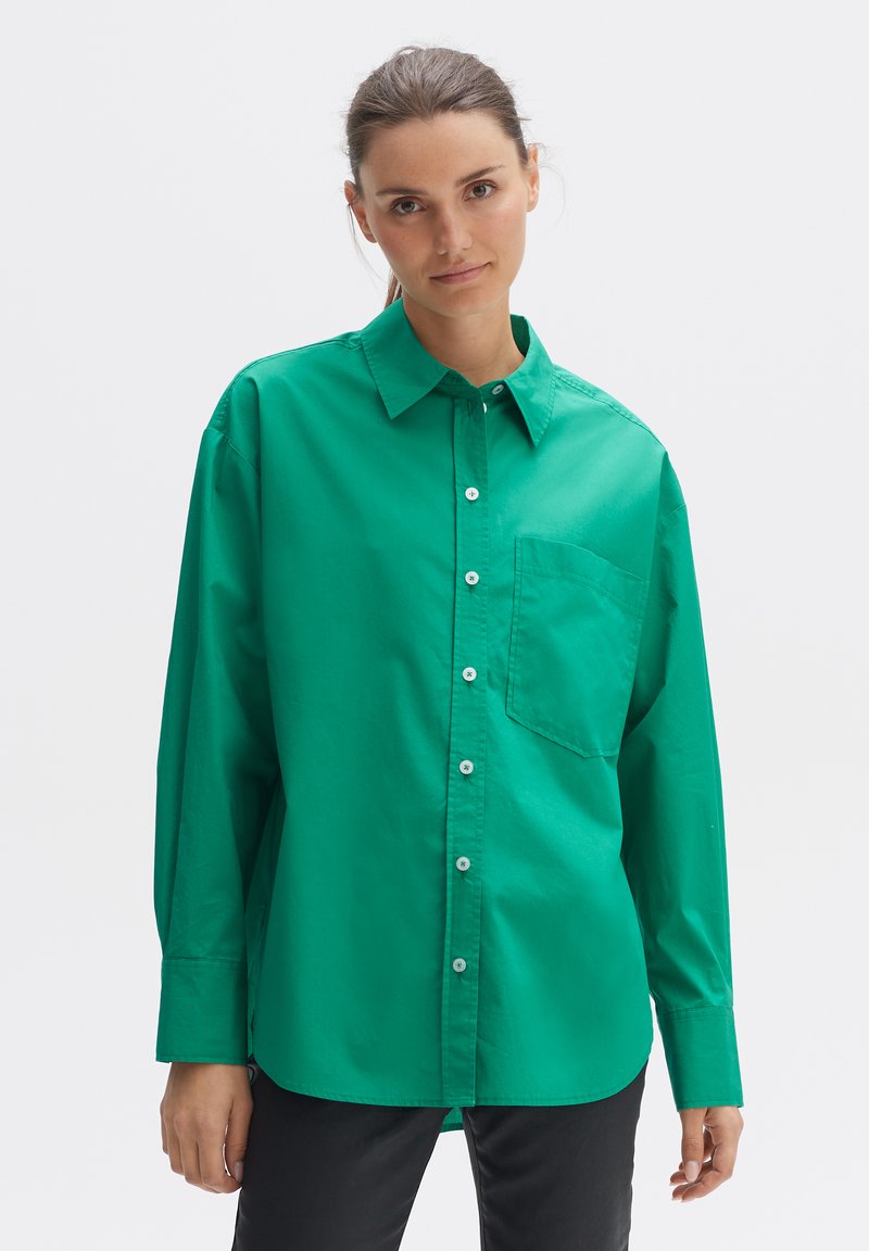 Groene overhemd met knopen, gemaakt van zachte katoen, met een klassieke kraag, een borstzak links en lange mouwen met knoopmanchetten.