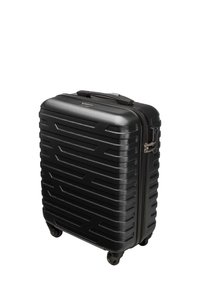 Černý kufr s tvrdou skořepinou a texturovaným povrchem, navržený s liniovým vzorem, má horní držadlo a čtyři kola pro snadnou manipulaci.