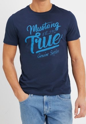 Marineblauwe katoen t-shirt met een lichtblauwe grafische tekstontwerp waarop "Mustang True" en "Genuine Supplies" staat, ronde hals, korte mouwen.