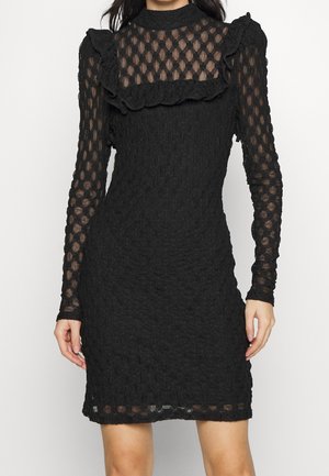 Schwarzes knieumspieltes, strukturiertes Kleid mit transparenten langen Ärmeln, hohem Ausschnitt und gerafftem Passe-Detail auf der oberen Brust und den Schultern.