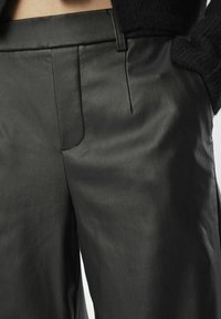 Object MIT WEITEM BEIN BESCHICHTETE - Pantalon classique - black