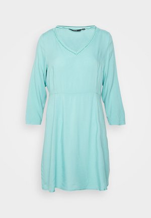 Vestido azul claro com decote em V e mangas três quartos. Tecido texturizado com cintura ajustada e saia fluida. Costura decorativa no decote.