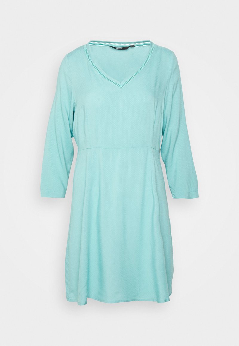 Vestido azul claro com decote em V e mangas três quartos. Tecido texturizado com cintura ajustada e saia fluida. Costura decorativa no decote.